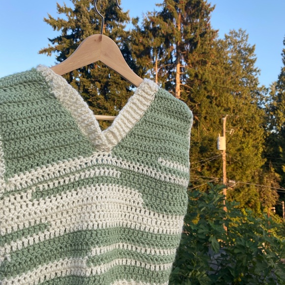 Emma chamberlin inspired crochet sweater vest - Picture 4 of 4